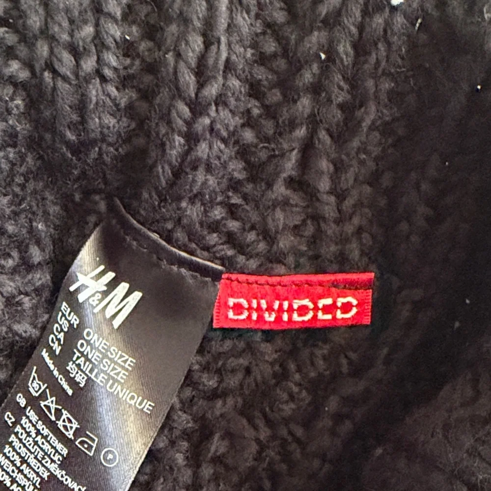 Black Knit Pom-Pom Beanie